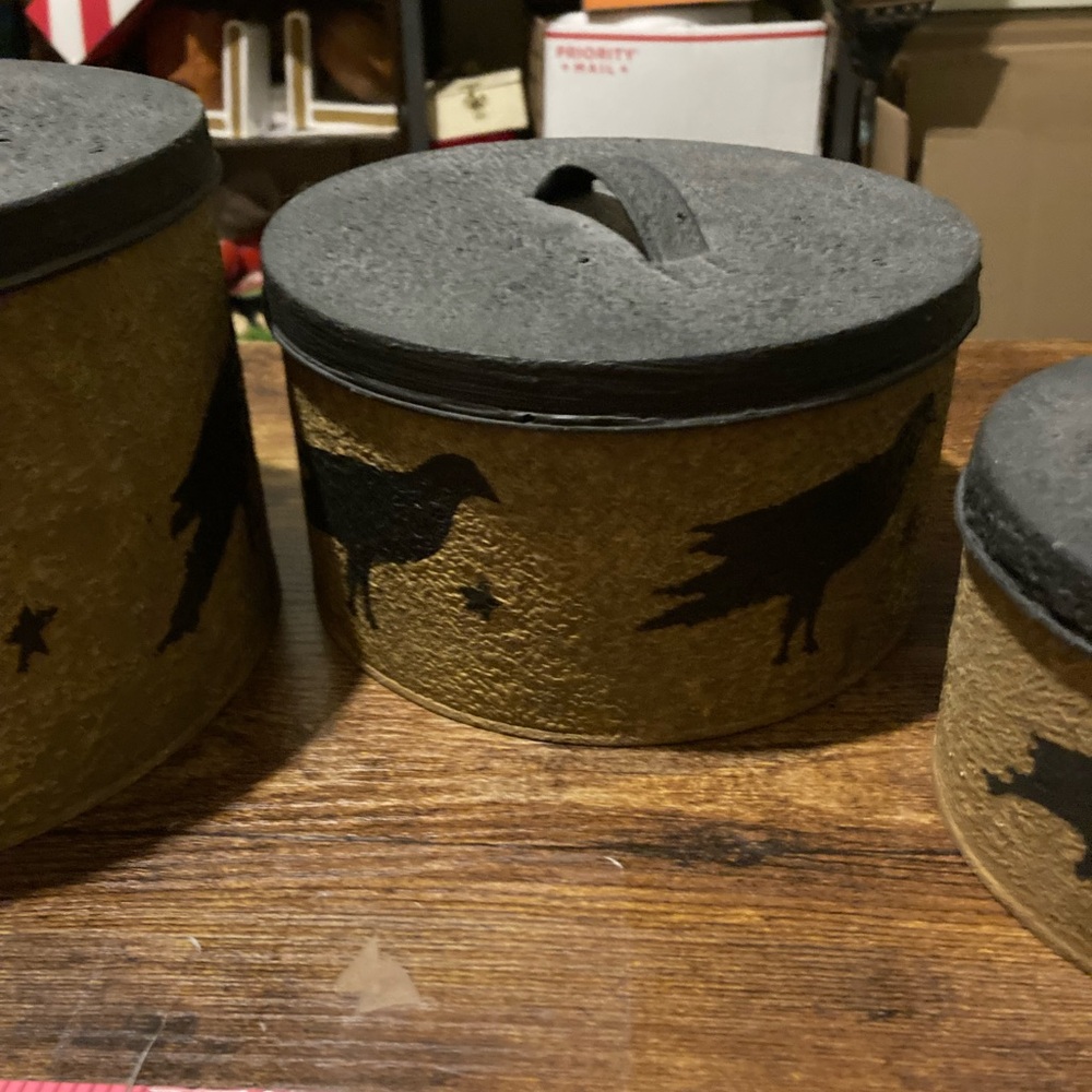 Vintage decorative metal round nesting tins - Picture 3 of 10